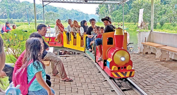 Kereta sawah yang menjadi wahana baru Sumber Sira tak hanya dinikmati pengunjung anak-anak, tapi juga orang dewasa.
