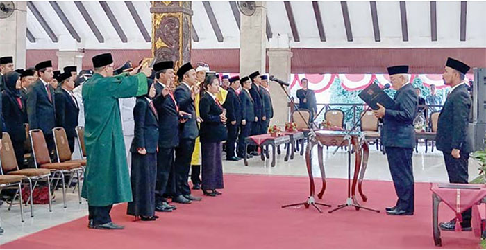 TUNGGU DEFINITIF: Bupati Malang H M. Sanusi (dua dari kanan) melantik sejumlah pejabat di lingkungan Pemkab Malang beberapa waktu lalu.