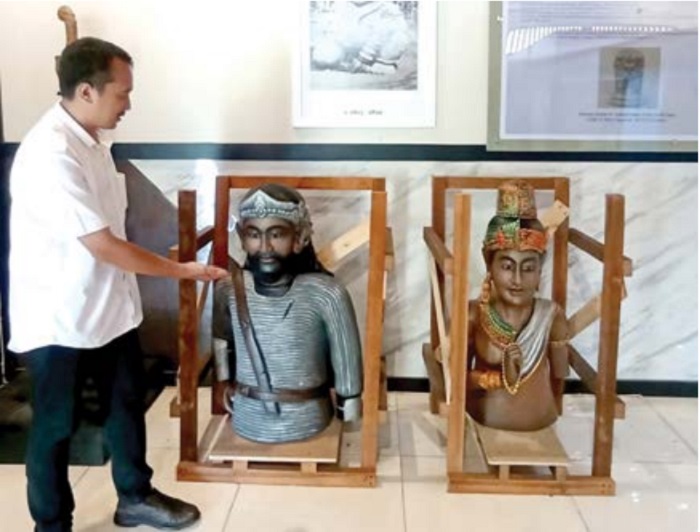 SERUPA TAPI TAK SAMA: Dua patung Ken Arok yang menjadi koleksi baru Museum Singhasari.