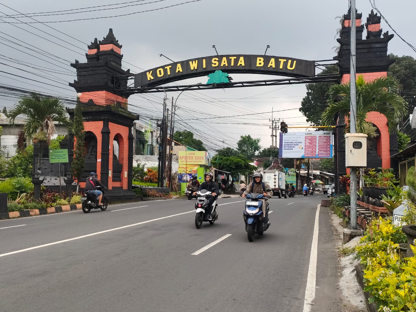 KURANG HIJAU: Kawasan pintu masuk Kota Batu yang berbatasan dengan Dau Kabupaten Malang butuh penghijauan.