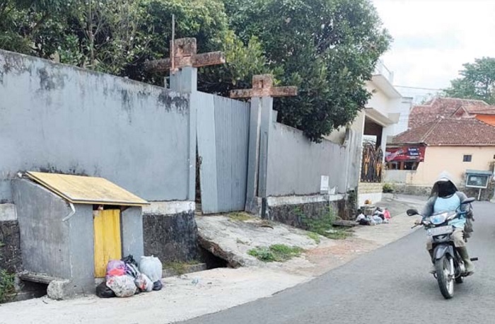 Warga Kota Batu masih ada yang membuang sampah di tepi jalan.