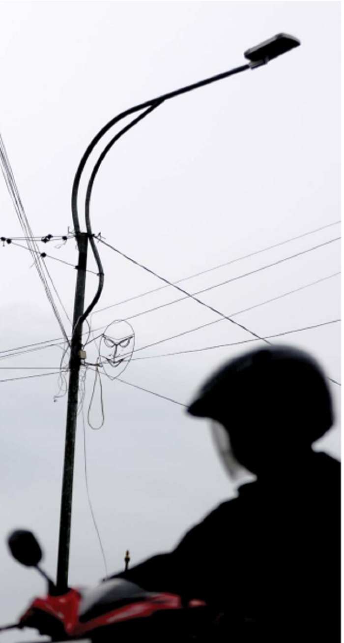 Pengendara sepeda motor melintas di dekat PJU di kawasan Kecamatan Pakisaji.