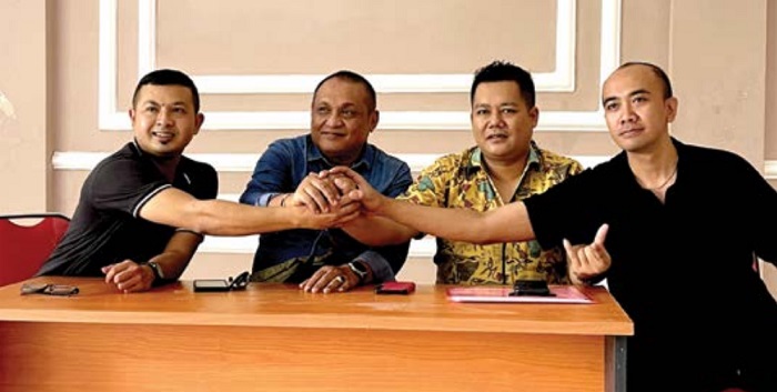 YAKIN LOLOS: Ketua Tim Pemenangan Caleg DPR RI Jawa Timur Dapil V Andreas Eddy Susetyo R. Soegiharjanto (dua dari kiri) bersama tim di Rumah Aspirasi, Kendalpayak, Kecamatan Pakisaji.