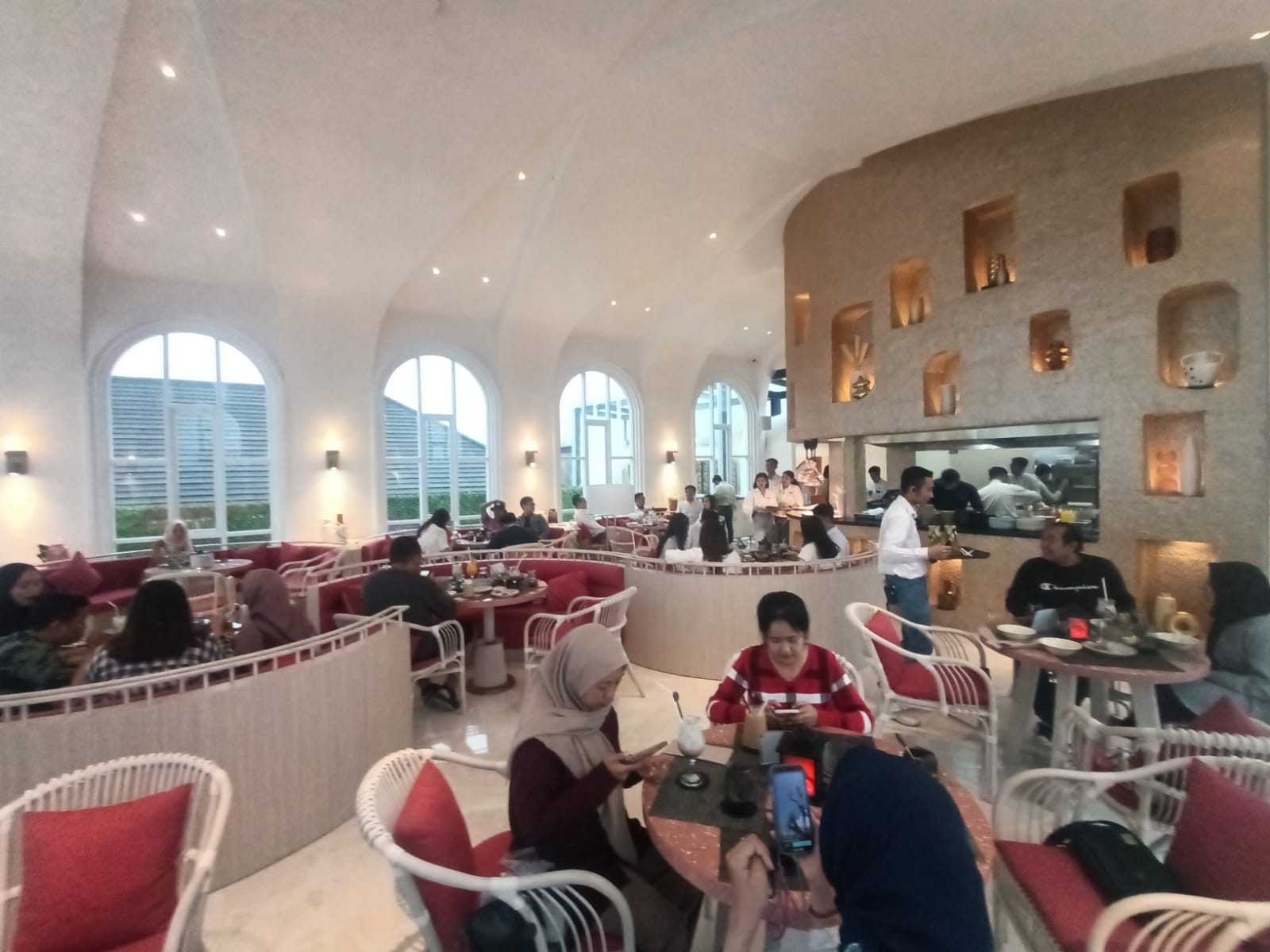 NYAMAN: Suasana di SkyHill sangat eksotik dan nyaman.