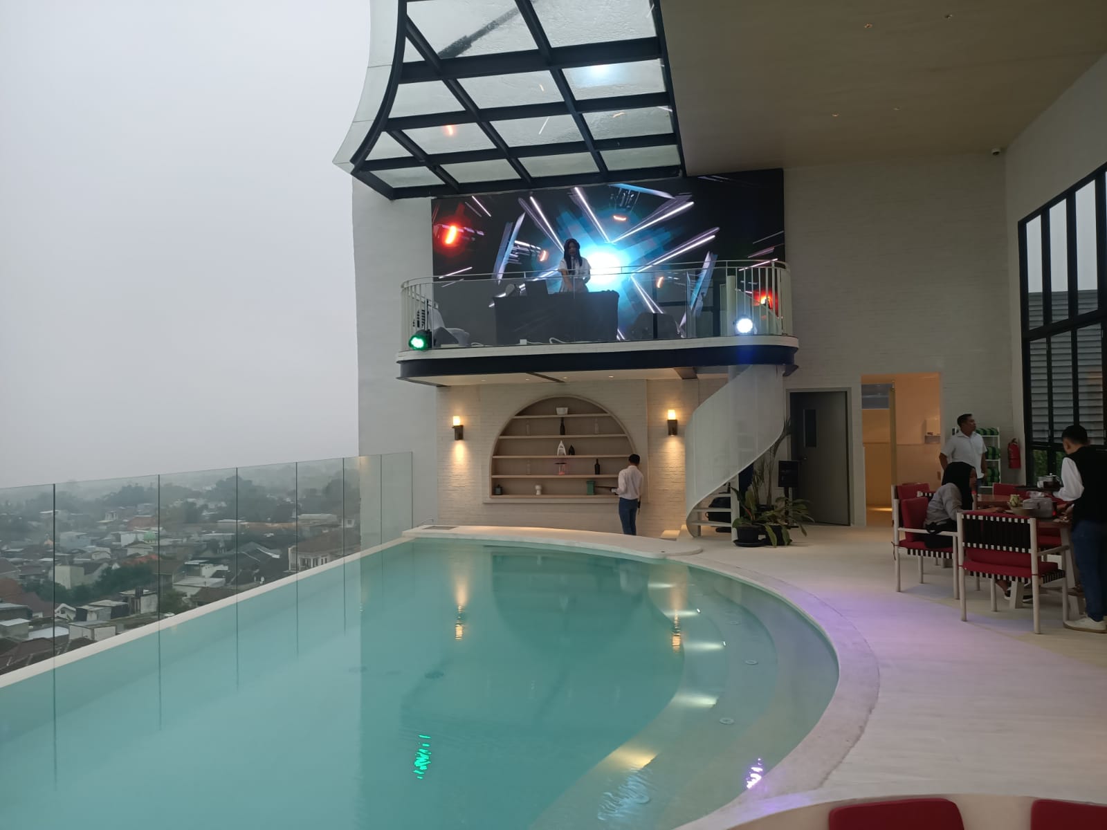 VIEW INDAH:Dari sudut SkyHill bisa melihat pemandangan Kota Batu.
