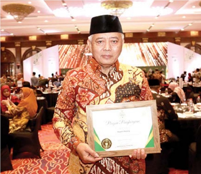 DAPAT APRESIASI: Bupati H M. Sanusi menerima penghargaan sebagai kepala daerah pendukung pengelolaan zakat terbaik Baznas Award 2024