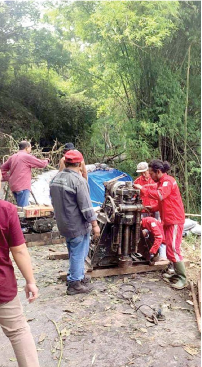 CEK KEKUATAN TANAH: Sejumlah petugas DPUBM Kabupaten Malang melakukan boring test di Jalan Rajekwesi, Kecamatan Kalipare.