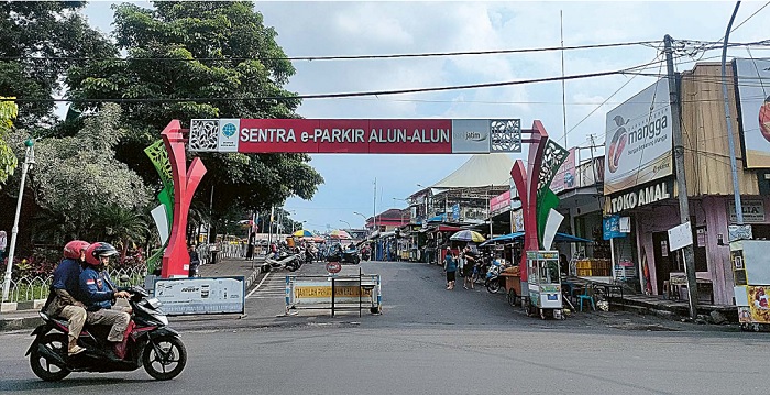 PARKIR MANUAL: Meski di gerbang area parkir Alun-Alun Kota Batu terdapat tulisan e-parkir, tetapi sebenarnya sistemnya masih manual, kadang pakai karcis kadang tidak.