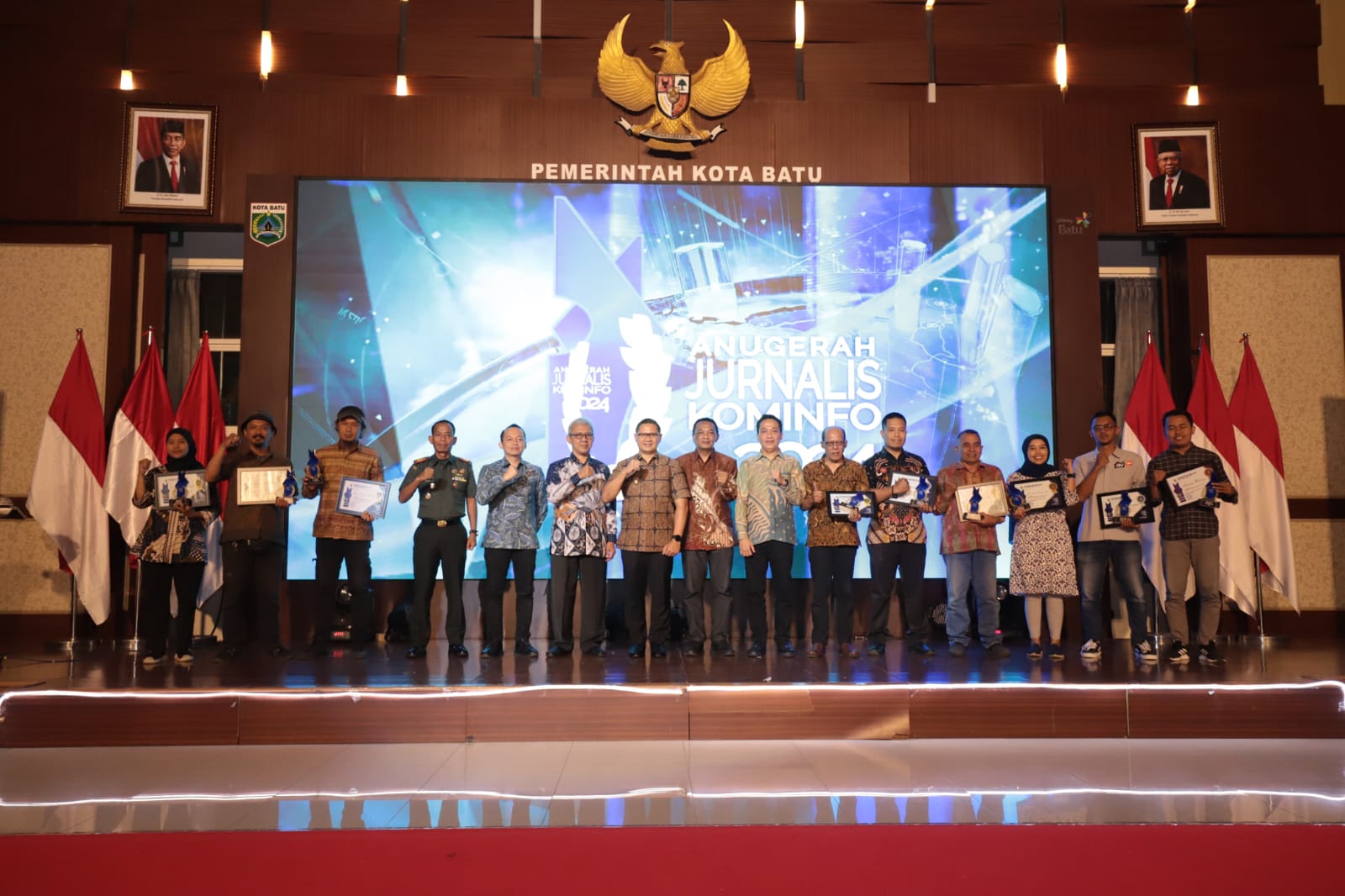 PENGHARGAAN: Pj Wali Kota Batu didampingi para pejabat Forkopimda memberikan hadiah kepada para jurnalis yang memenangkan lomba menulis dan fotografi.