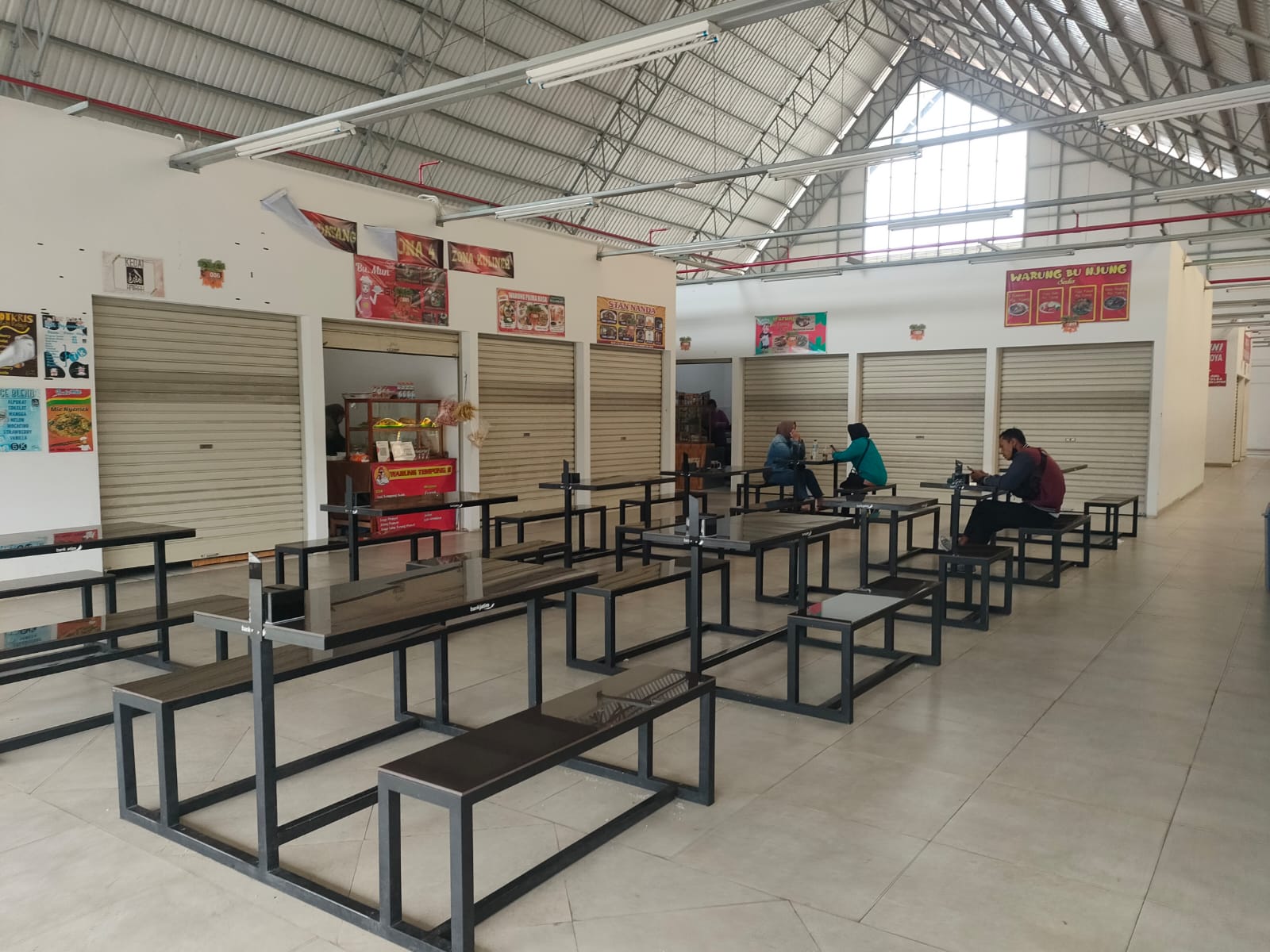 SEPI: Suasana zona kuliner di Pasar Induk Among Tani saat awal Ramadan, (12/3)