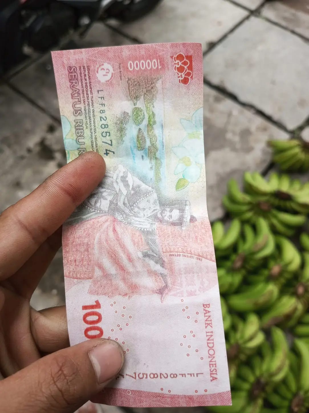 SEPERTI ASLI: Uang palsu yang digunakan untuk transaksi di kios buah milik Wahyu Kurniawan.