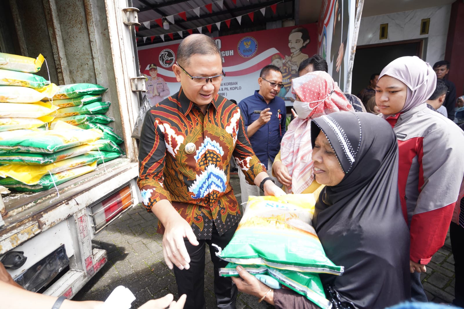DISERBU: Pj Wali Kota Batu Aries Agung Paewai meninjau Pasar Murah yang digelar di Balai Desa Oro-Oro Ombo kemarin.