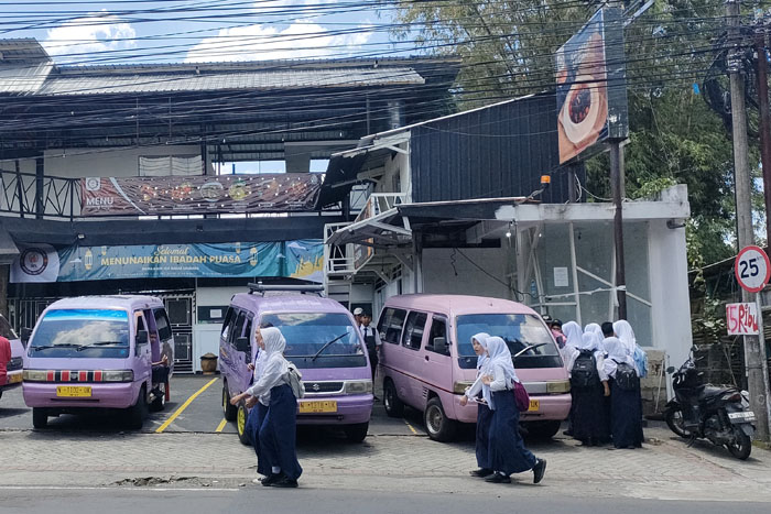Ilustrasi penumpang pelajar di Jalan Ir Soekarno depan SMP N 3 Batu