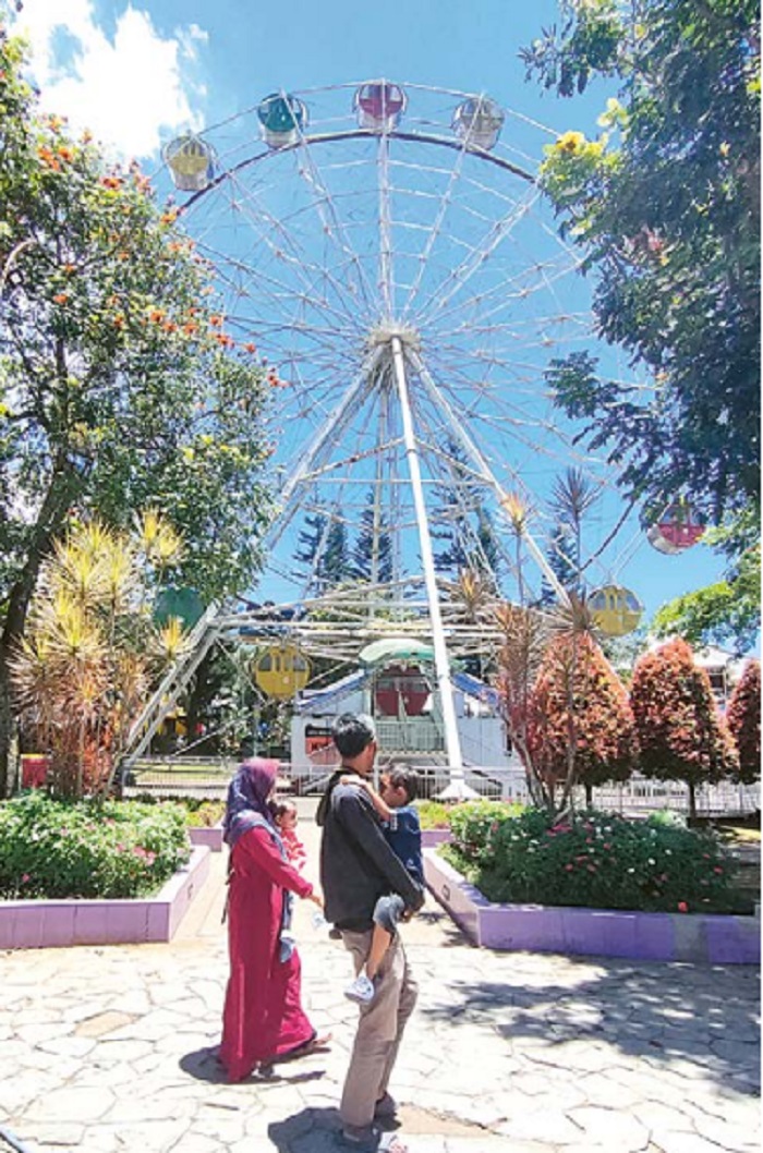 TAK LAYAK: Bianglala di Alun-Alun Kota Batu sudah mandek sejak November 2022 karena tidak layak pakai.