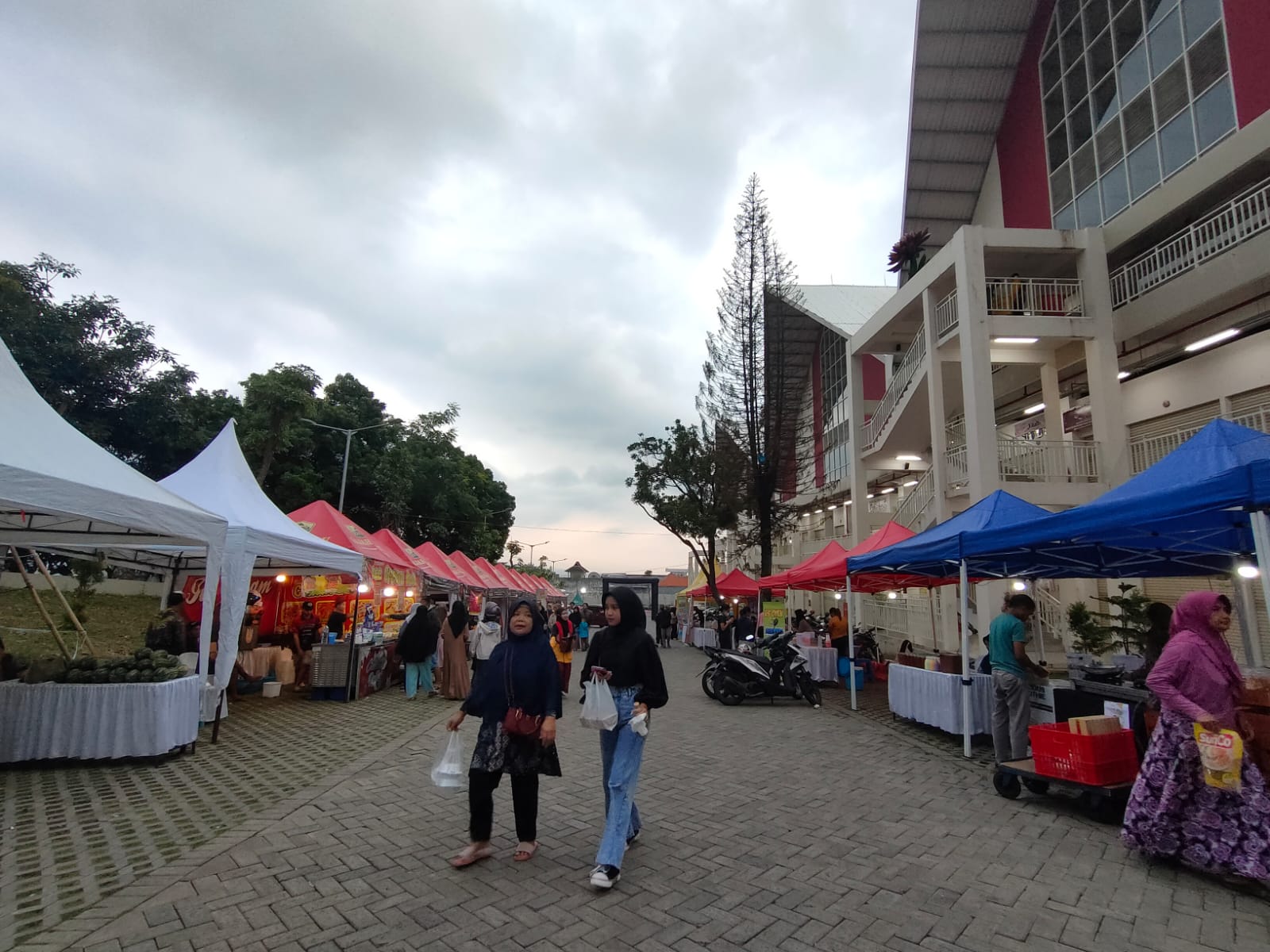 FULL TAKJIL: Festival Ramadan yang digelar di halaman Pasar Induk Among Tani ramai dikunjungi pembeli setiap hari.