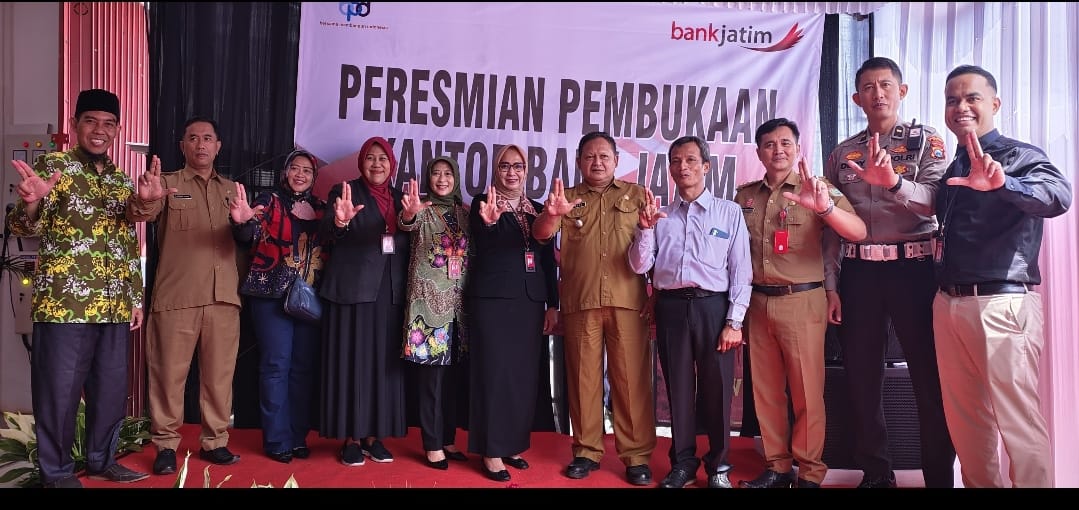 TINGKATKAN LAYANAN: Para Pimpinan Bank Jatim Pusat Batu dan  KCP Pujon bersTINGKATKAN LAYANAN: Para Pimpinan Bank Jatim Pusat Batu dan  KCP Pujon bersama jajaran Forkopimcam dalam acara kemarin (25/3)
