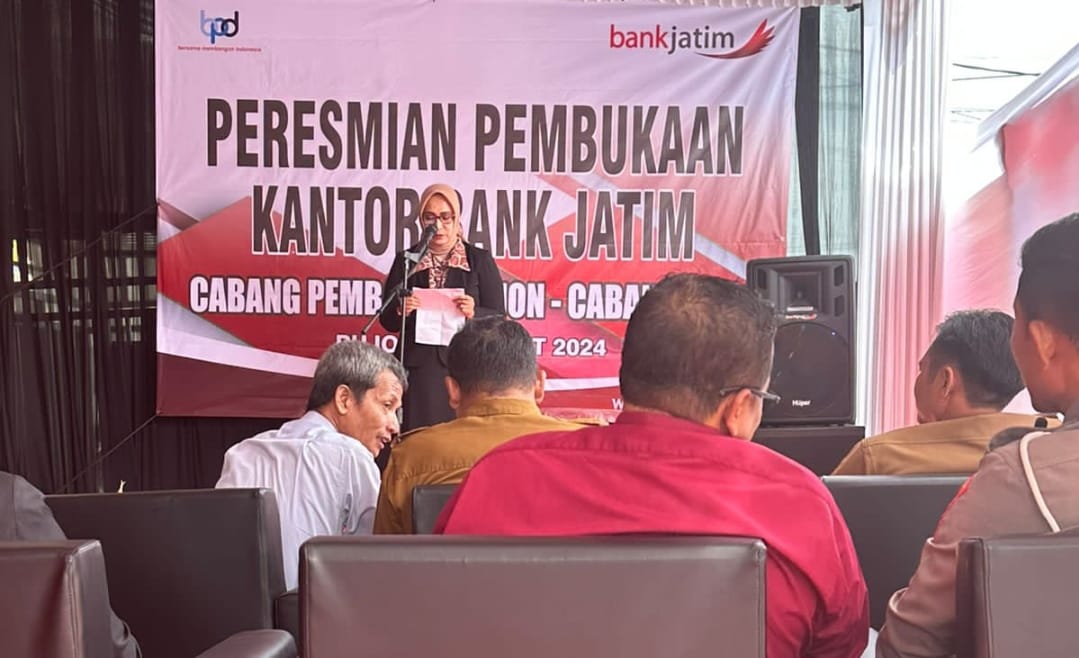 BERI SAMBUTAN: Pimpinan Pusat Bank Jatim Kota Batu Ibu Sugi Astuti  saat memberi sambutan.