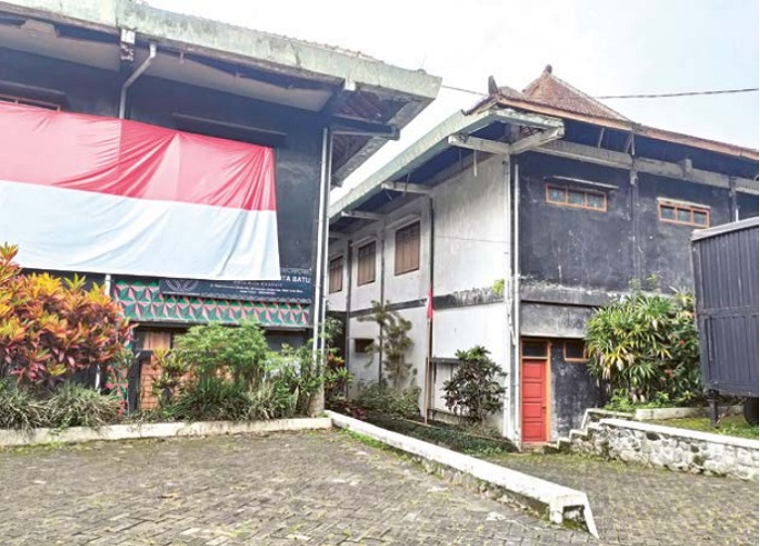 SERAM: Penampakan Gedung Kesenian Kota Batu yang kusam dan banyak plafon rusak.