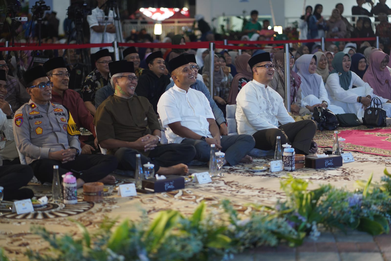 TERSENYUM: Pj Wali Kota bersama Prokopim Kota Batu mendengarkan ceramah Gus Miftah dan banyolan dari Cak Percil Cs.