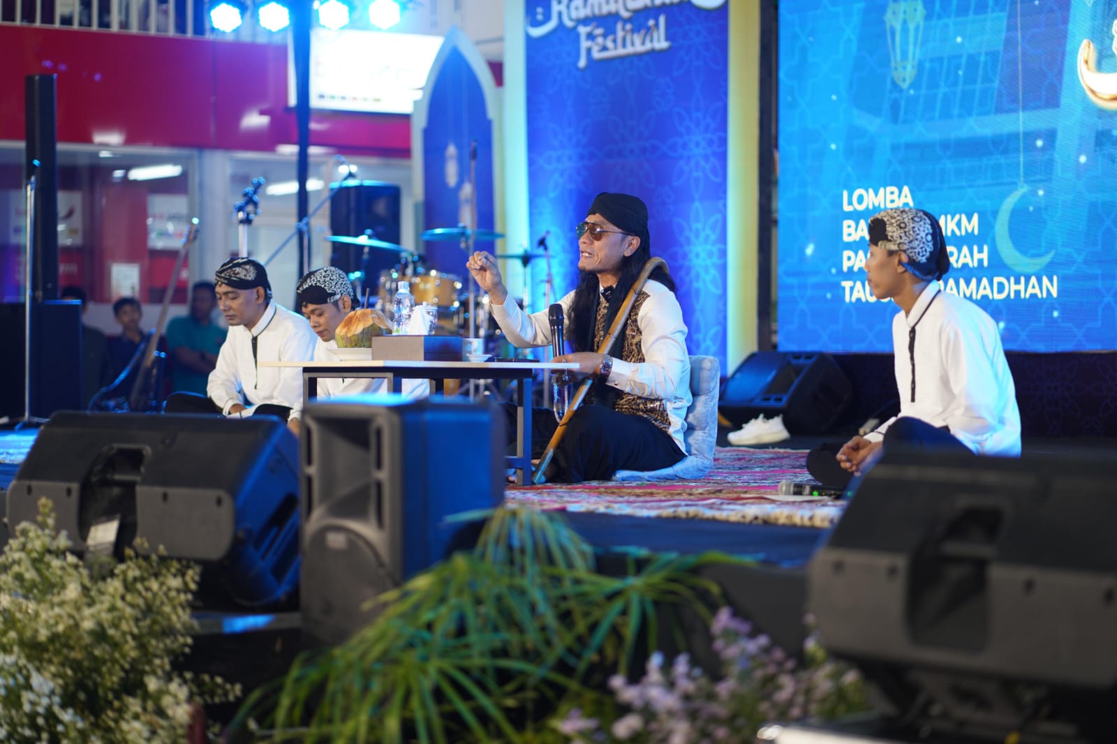 MENGHIBUR: Ceramah Gus Miftah dan komedi yang disampaikan Cak Percil Cs mampu membuat jamaah terhibur.