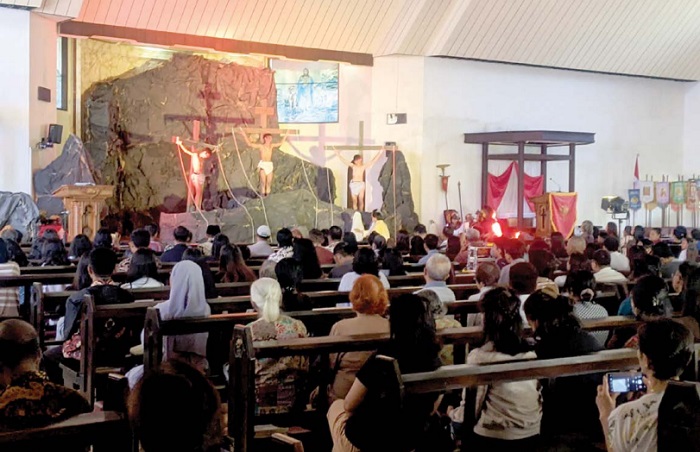 PENYALIBAN  YESUS:  Jemaat  Katolik  di Gereja  Gembala  Baik Kota  Batu dengan  khidmat  menyaksikan  visualisasi  penyaliban  Yesus dalam  perayaan  Jumat  Agung  kemarin  (29/3).