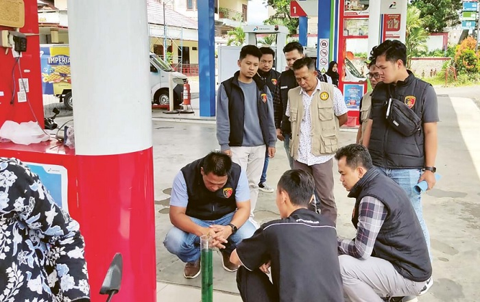 CEK BBM: Petugas gabungan dari Polda Jatim, Polres Batu, dan Diskoperindag Kota Batu melakukan pengecekan ukuran liter bensin di SPBU Songgoriti, Kota Batu, Sabtu (30/3).