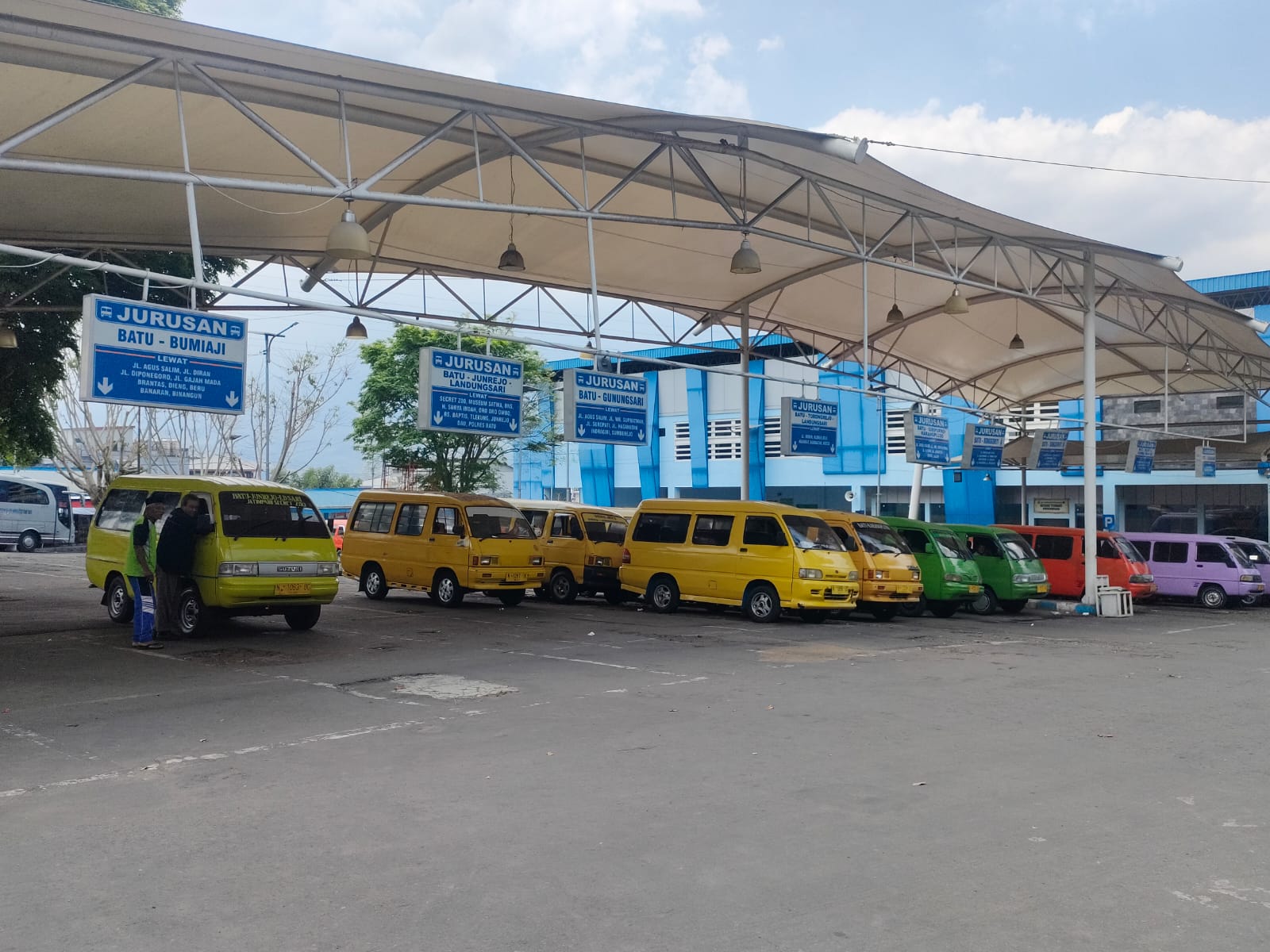 SIAP MELAYANI: Sejumlah angkot yang biasa ngetem di terminal sebagian akan menjadi angkutan gratis.