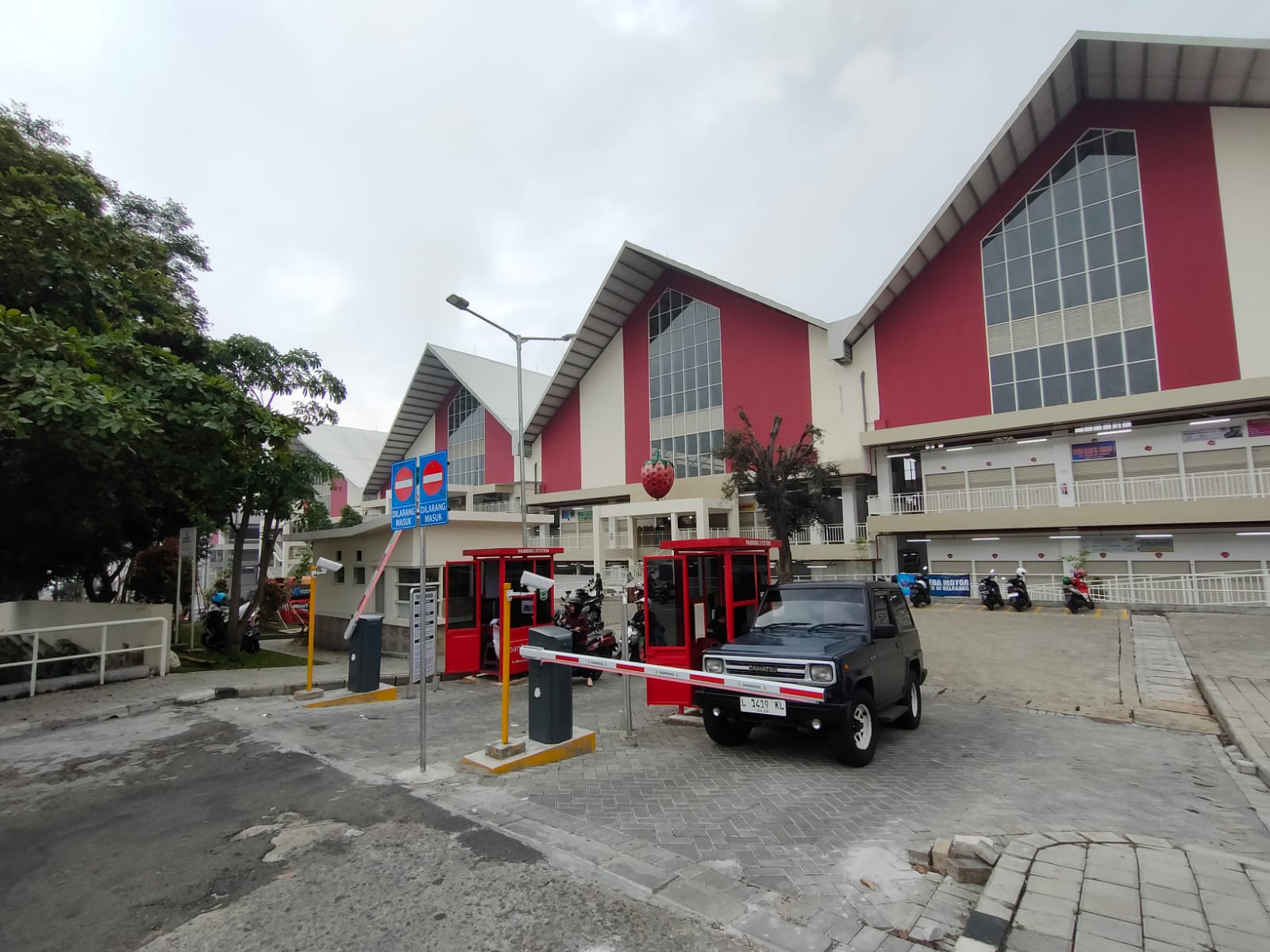 SUMBER PENDAPATAN: Parkir dengan menggunakan gate otomatis di Pasar Induk Among Tani sangat efektif untuk menghindari kebocoran.