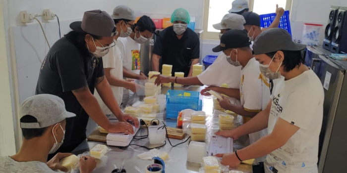 PRODUK OLAHAN: Warga Dusun Brau, Desa Gunungsari membuat makanan olahan berbahan dasar susu sapi.