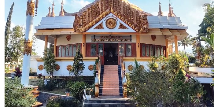 INDAH: Bangunan Pagoda di Vihara Dhammadipa Arama Desa Beji, Kecamatan Junrejo mirip dengan pagoda yang ada di Myanmar.