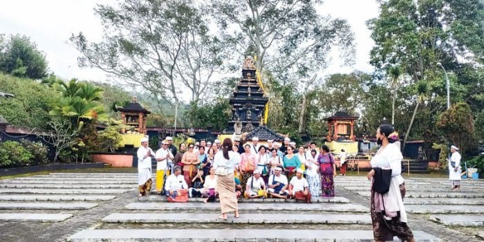 TUJUAN UMAT HINDU: Umat Hindu dari berbagai daerah kerap berkunjung ke Pura Giri Arjuno untuk beribadah dan berwisata.