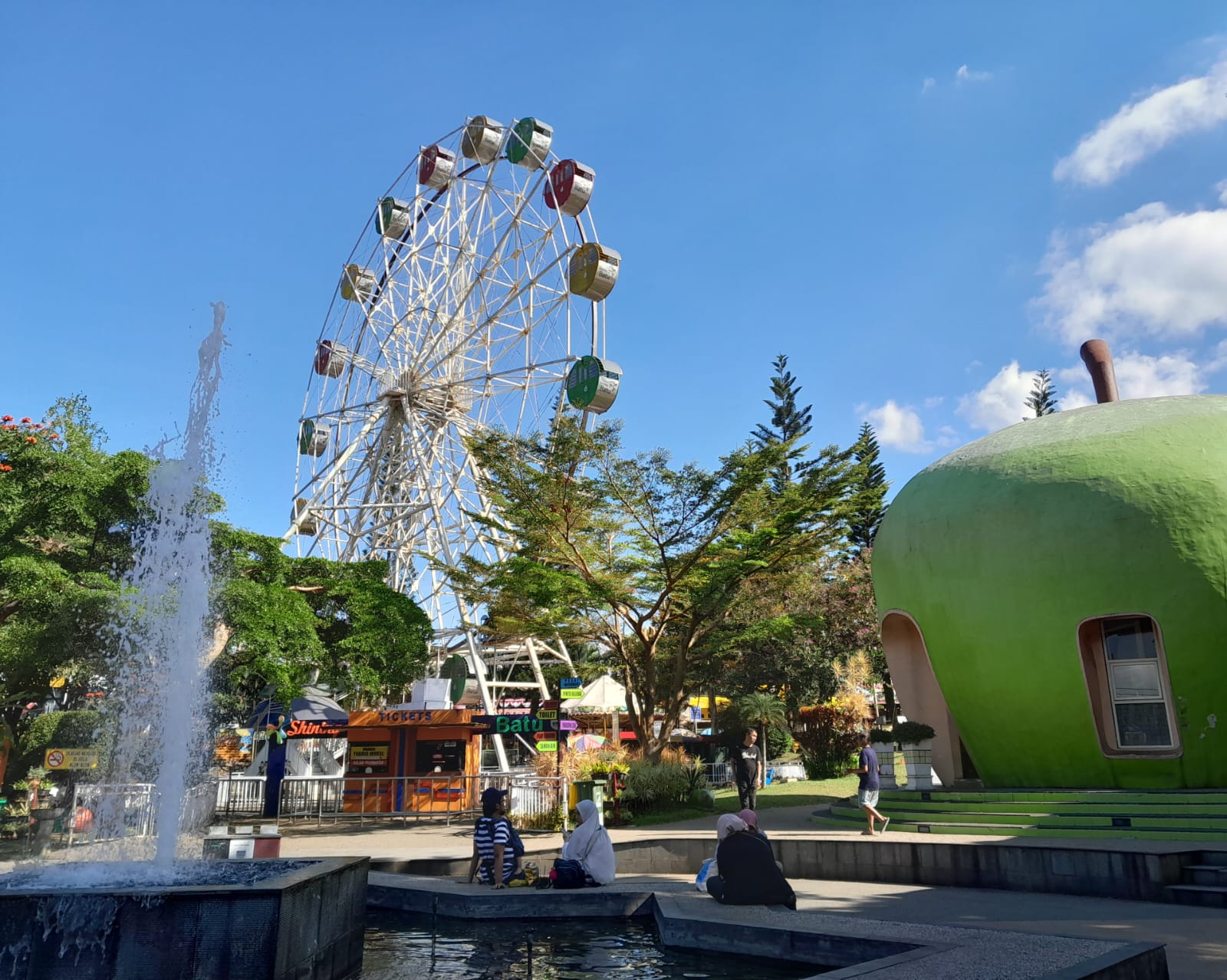 TAK BEROPERASI: Wahana bianglala Alun-Alun Kota Batu sudah lam atidak beroperasi.