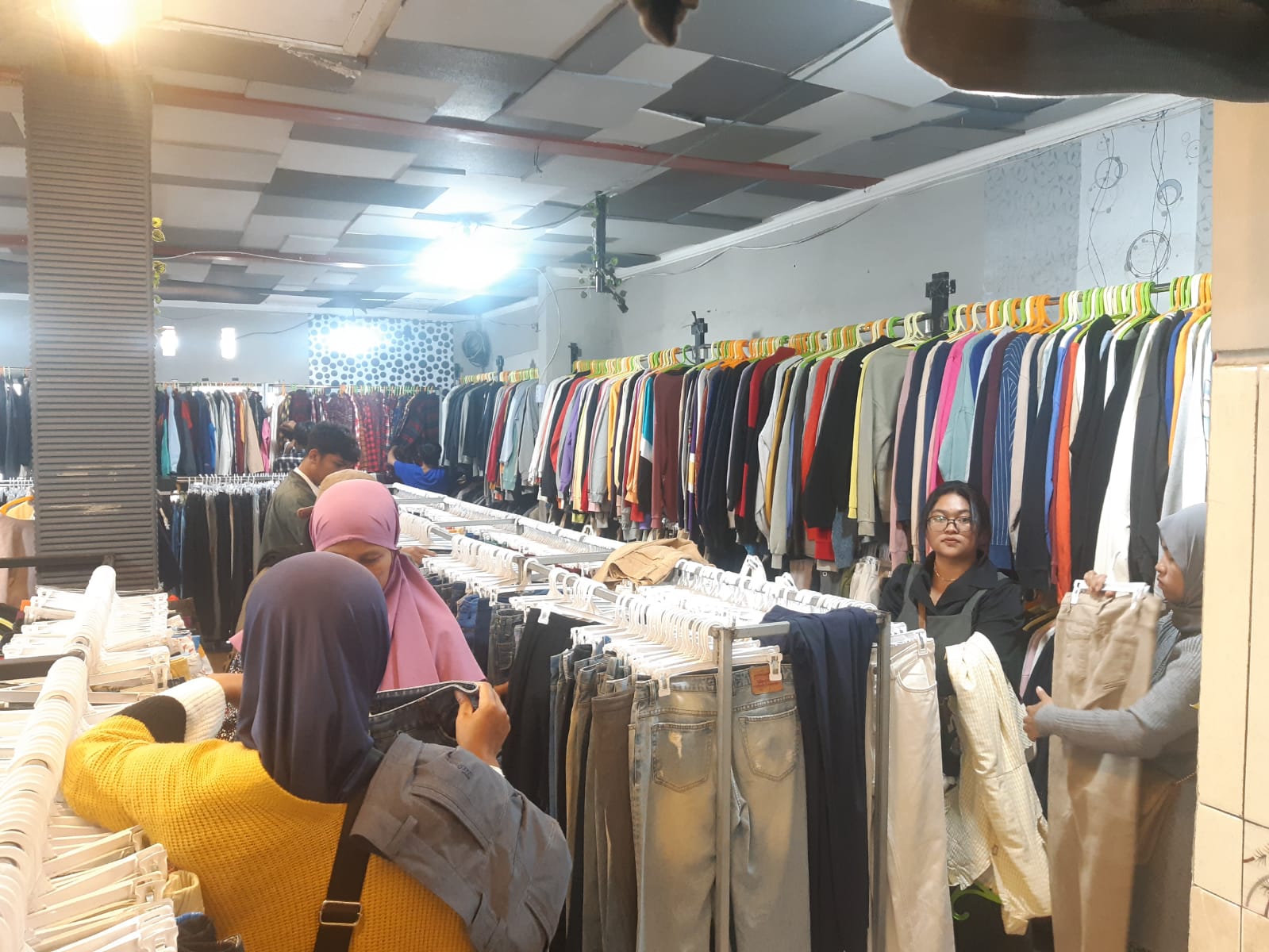 RAMAI: Outlet baju bekas di Jalan Indragiri Kota Batu ramai pembeli.