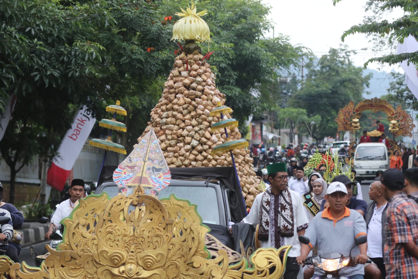 SEMARAK: Tumpeng raksasa yang dibuat dari kum[ulan ketupat diarak dari rumah dinas Wali Kota menuju ALun-ALun Kota Batu, Rabu (17/4 )
