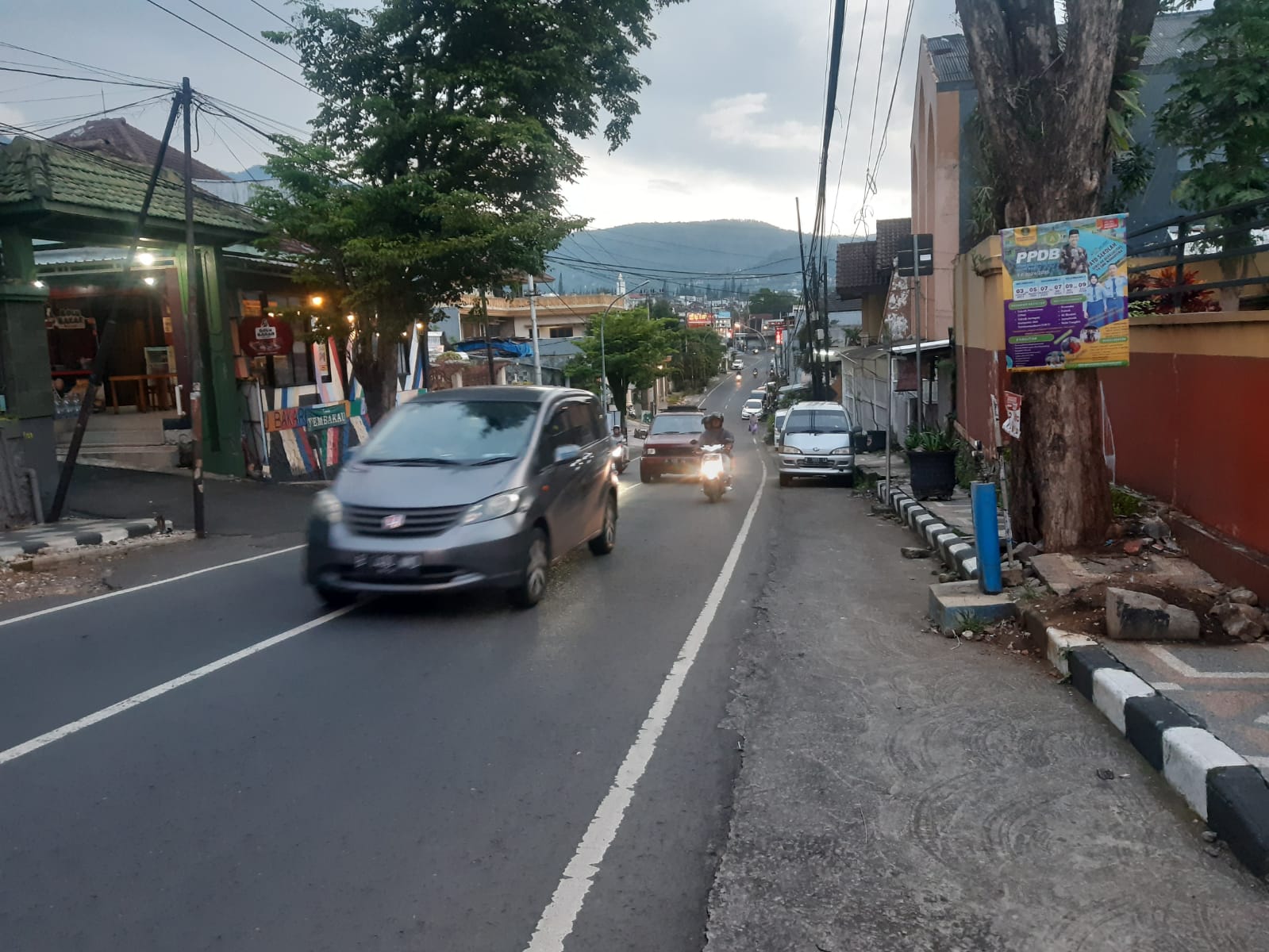 DILEBARKAN: Jalan Bromo Kota Batu termasuk jalur utama yang sering mengalami kepadatan lalu lintas, sehingga harus dilebarkan.