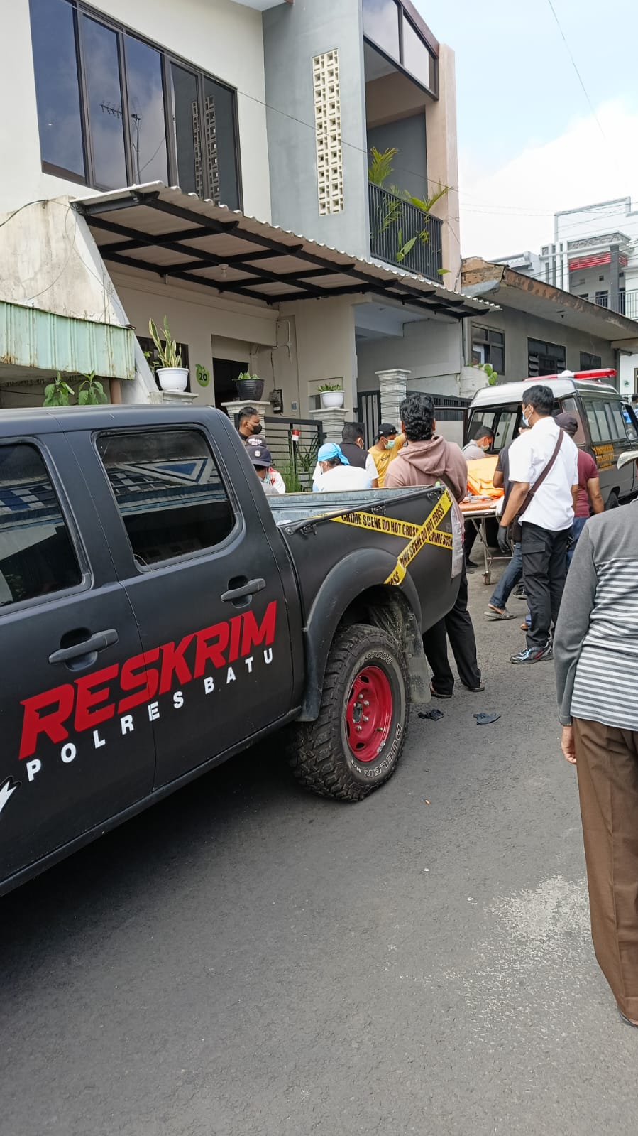 DIEVAKUASI: Polisi mengevakuasi jenazah Ida Iswanti yang meninggal di dalam rumah, Senin (29/4).