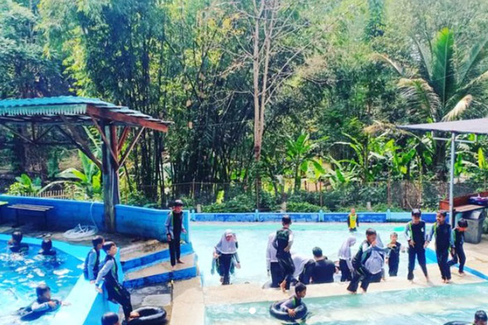 Wisata desa De Berran yang menyajikan kolam renang