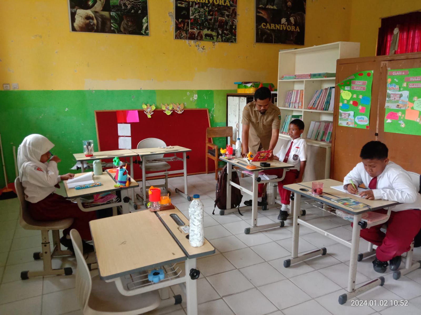 TETAP SEMANGAT: Para siswa dan guru SDN Sisir 2 tetap melakukan proses belajar mengajar dengan baik.