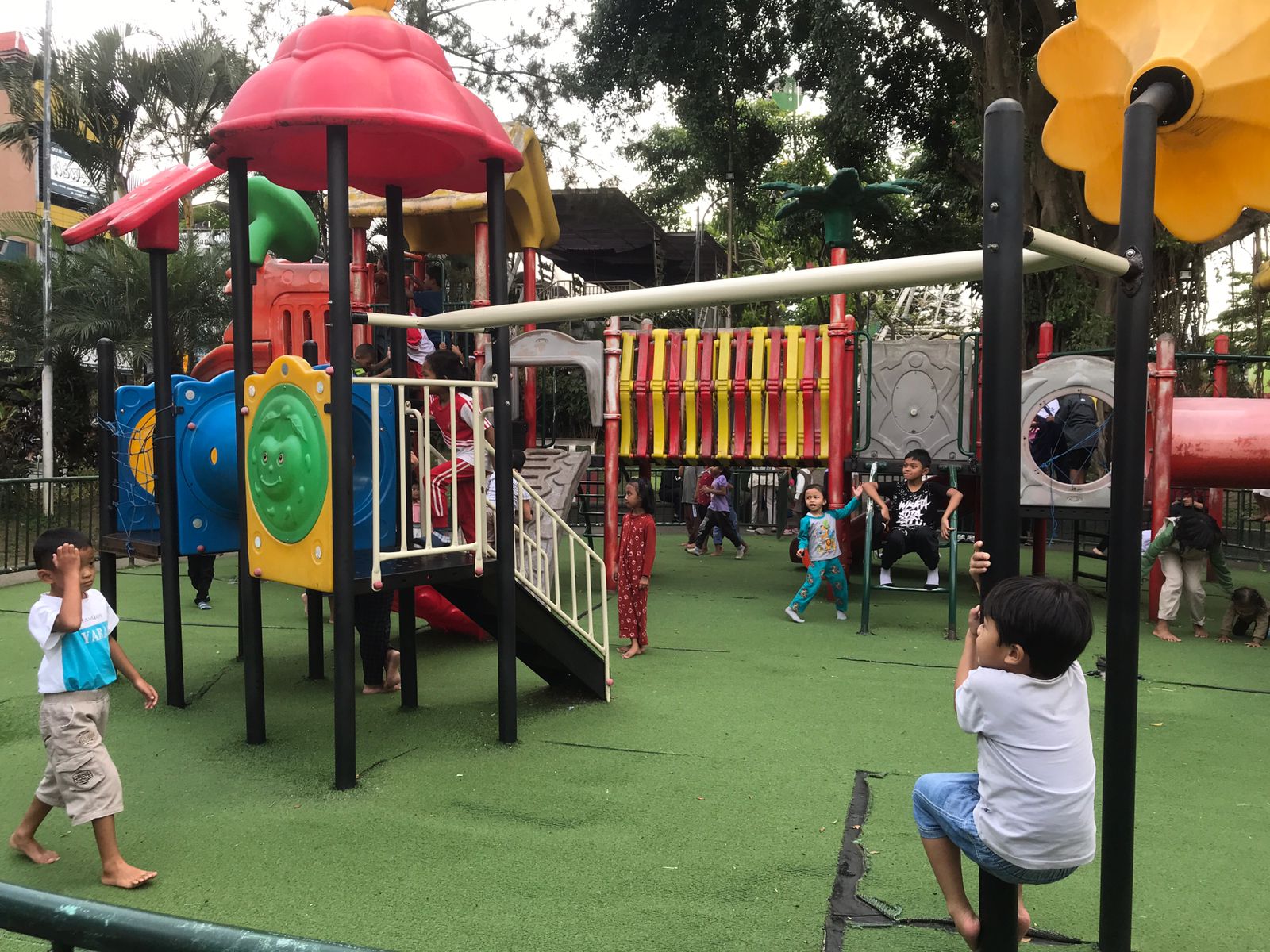 DISUKAI ANAK: Wahana permainan anak di Alun-Alun Kota Batu setiap hari ramai dikunjungi anak-anak.