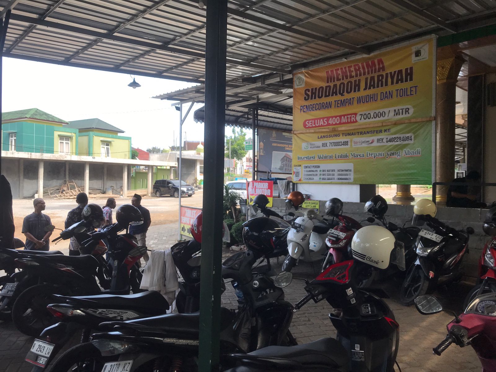 LIAR: Sepeda motor milik siswa SMAN 1 Kota Batu diparkir di lahan milik warga.