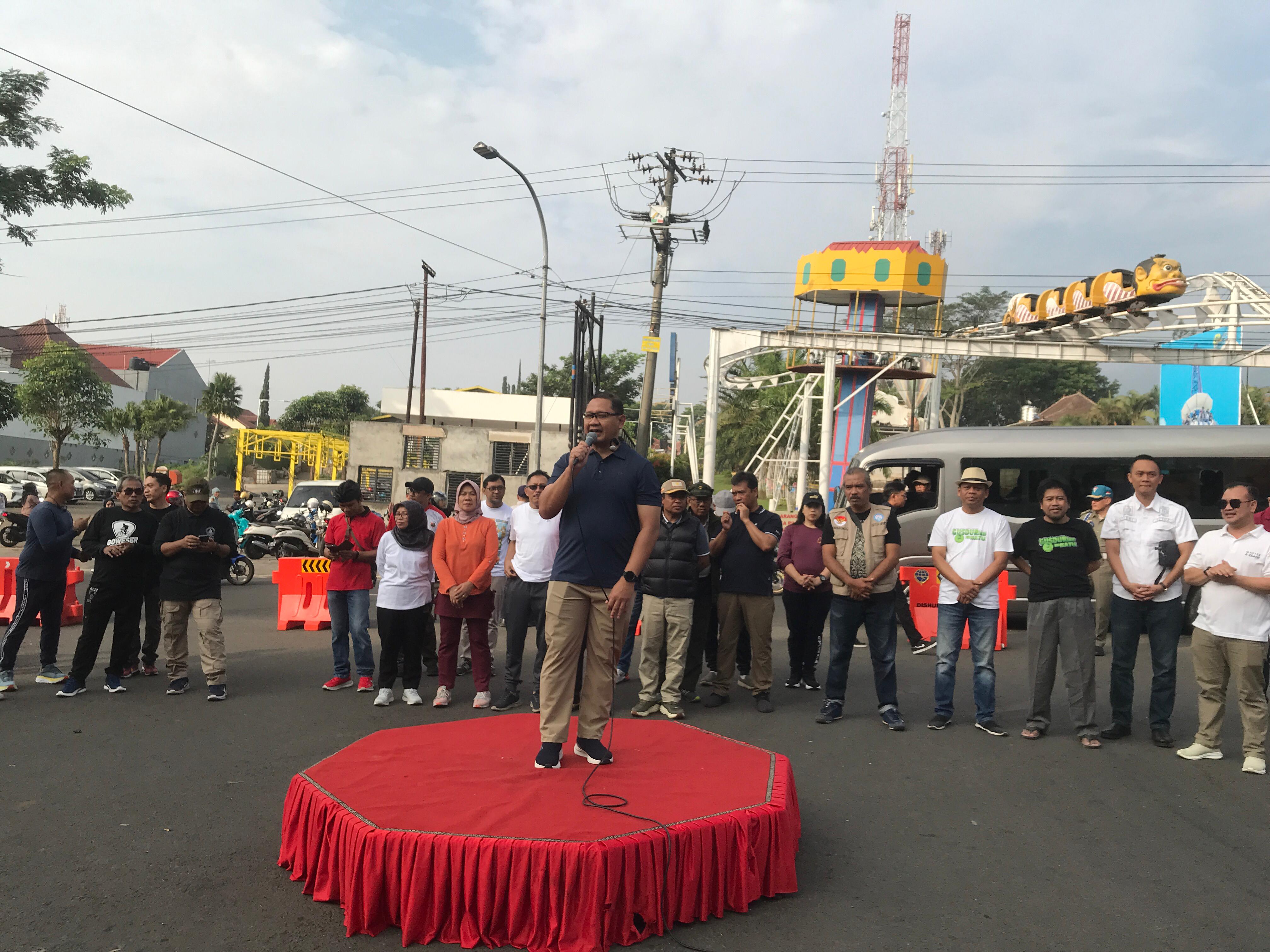 DIBUKA KEMBALI: Pj Wali Kota Batu Aries Agung Paewai membuka kembali event Car Free Day di Jalan Sultan Agung, Minggu (9/6).