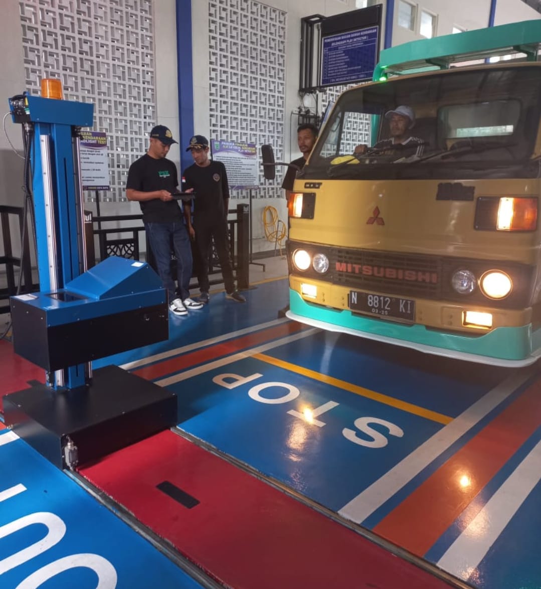 UJI KIR: Sebuah truk melakukan uji kir di Balai Uji Kir Kota Batu.