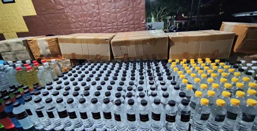AIR SETAN: Polres Batu mengamankan ribuan botol miras oplosan.