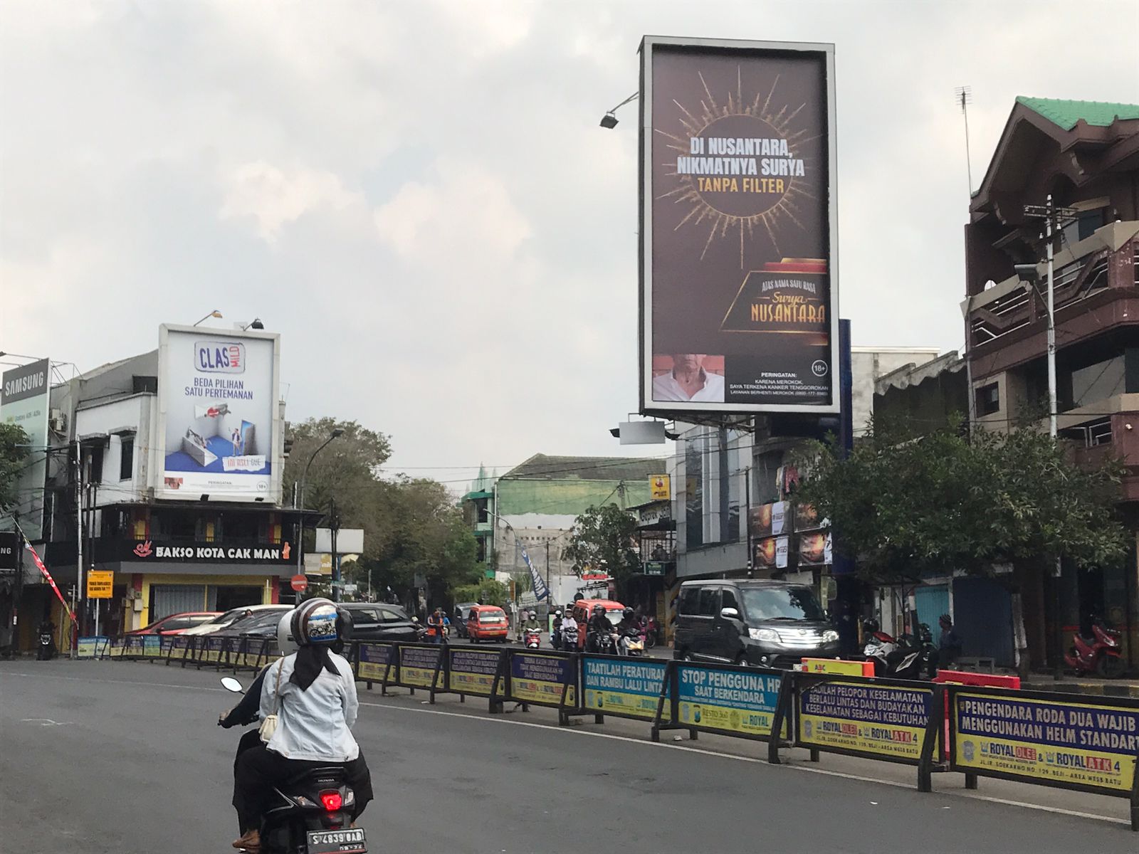POTENSIAL: Banyaknya reklame di Kota Batu sangat potensial mendulang PAD