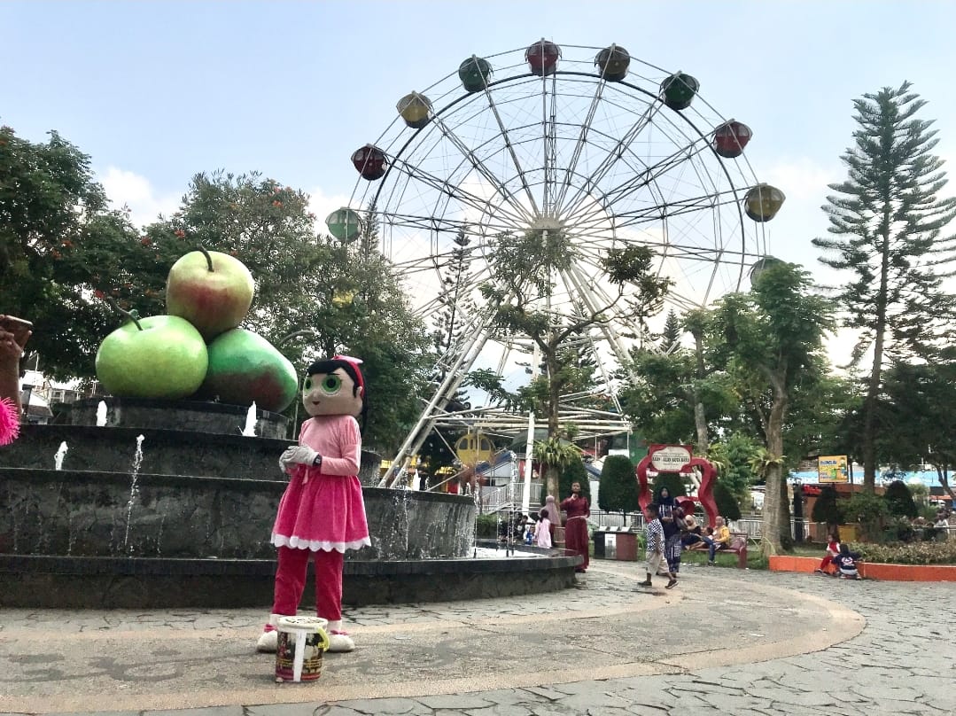 MANGKRAK: Wahana bianglala di Alun-Alun Kota Batu yang tidak beroperasi membuat sejumlah wisatawan kecewa.