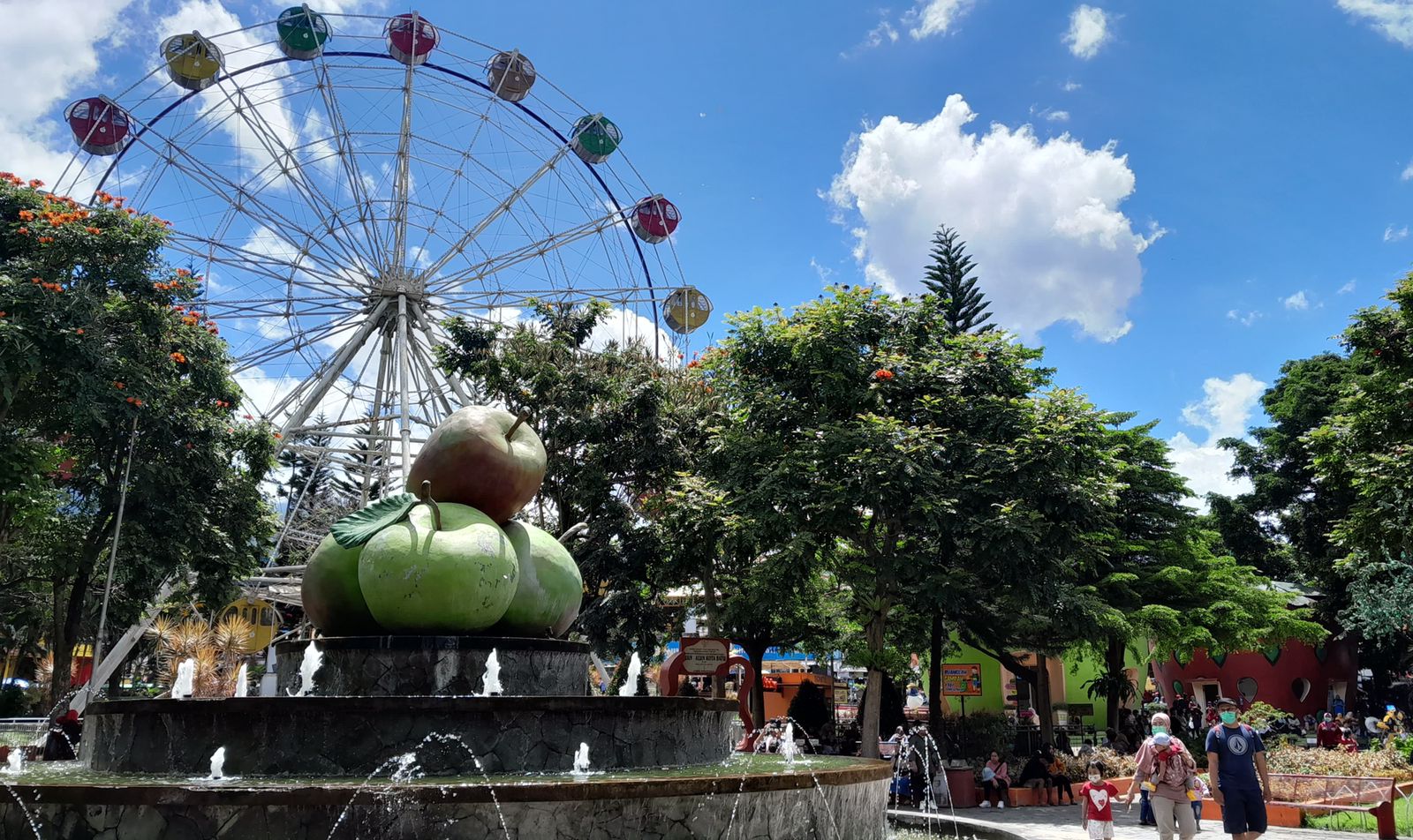 KAPAN DIBENAHI?: Bianglala di Alun-Alun Kota Batu tidak beroperasi kerana rusak.