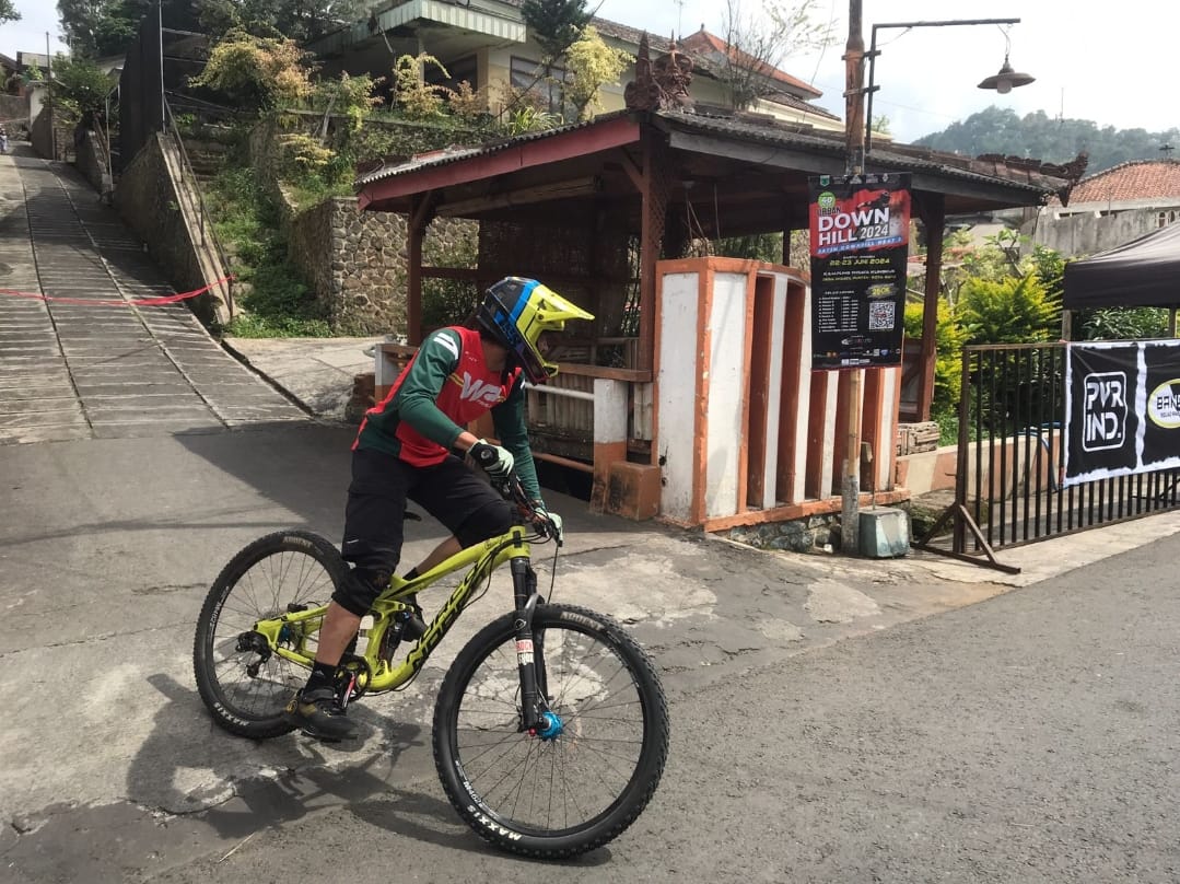 LEWATI PERKAMPUNGAN: Salah satu peserta Urban Down Hill melintasi jalan-jalan sempit di perkampungan Kungkuk, Desa Punten, Bumiaji, Minggu (23/6).