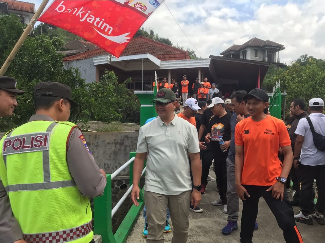 BERI APRESIASI: Pj Wali Kota Batu Aries Agung Paewai menemui sejumlah atlet downhill.