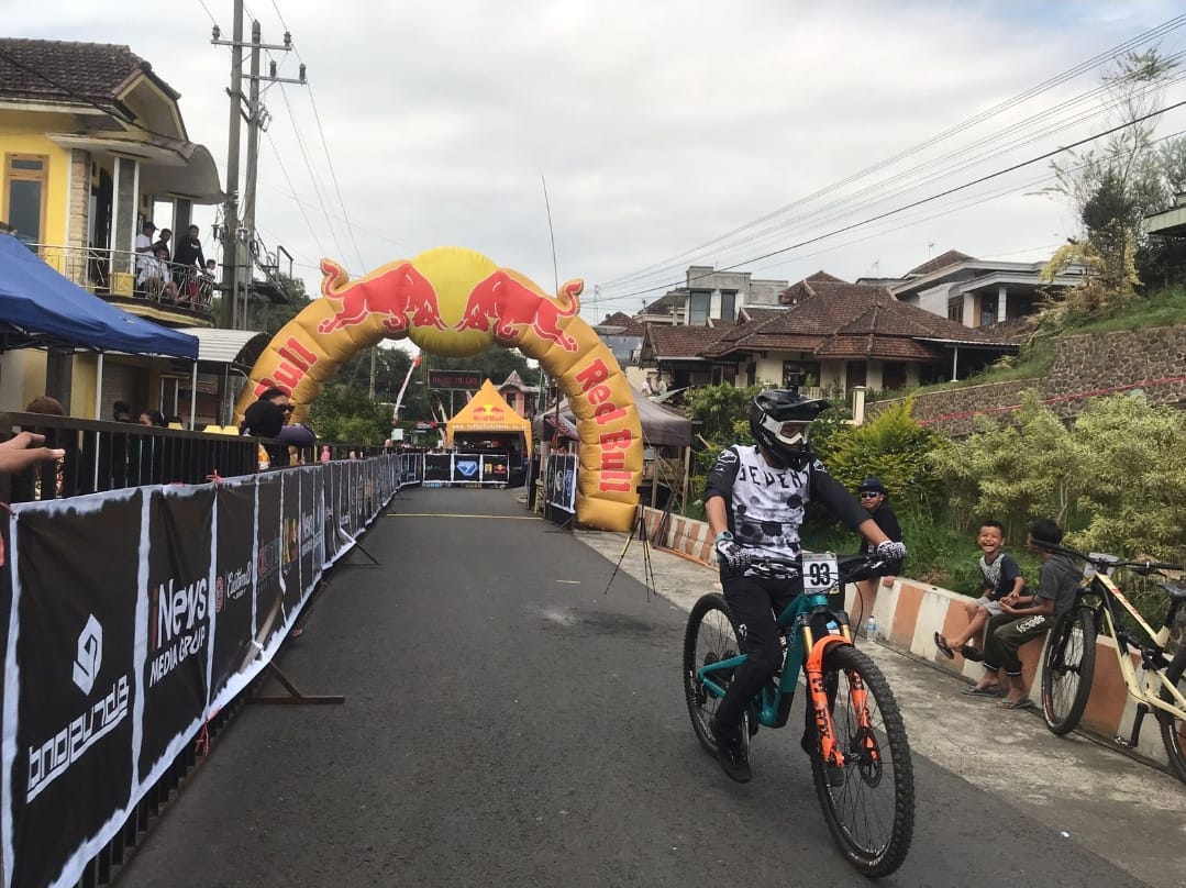 FINISH: Salah satu peserta downhill menyelesaikan pertandingan.