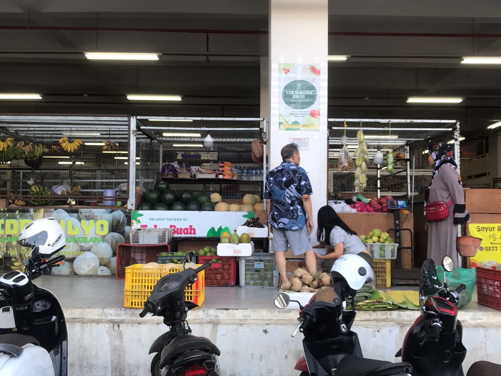 MULAI MUNCUL: Pedagang liar menjajakan dagangannya di salah satu titik Pasar Induk Among Tani.